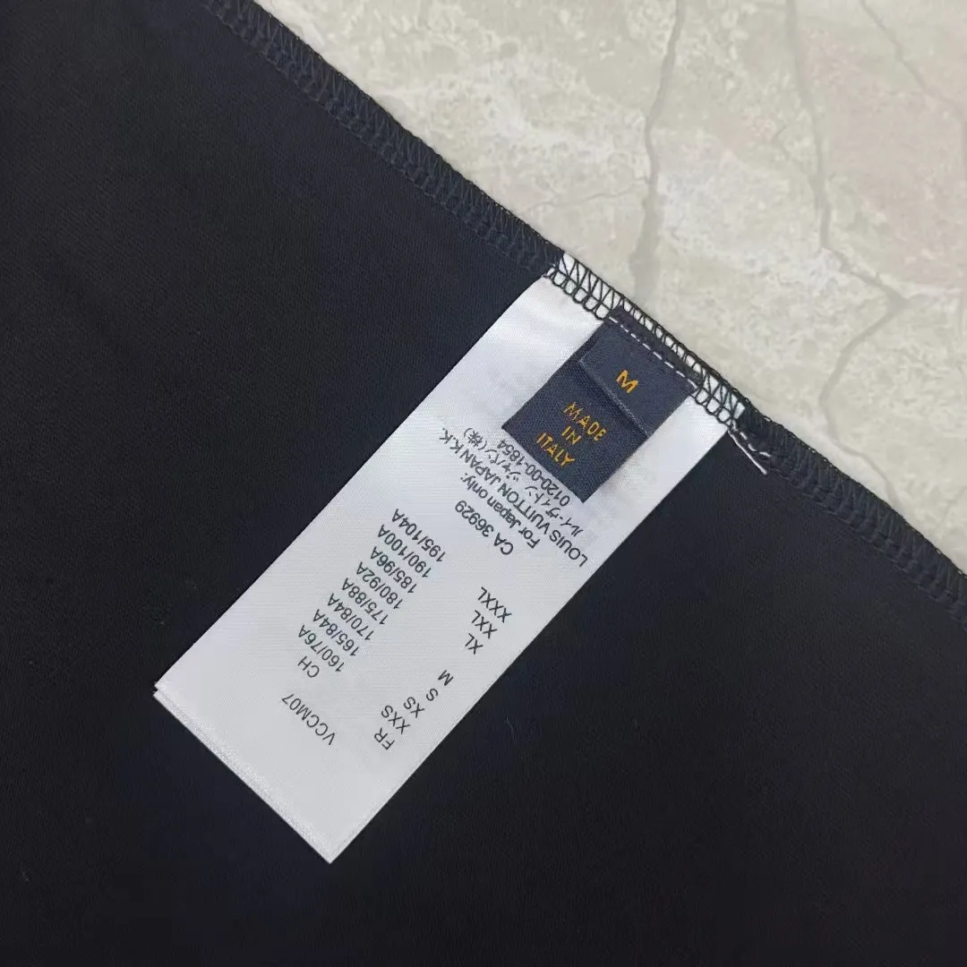 《LV~ 》 2026New Arrival Quality T ， , Versatile Quality ！ ‼ 32 G ‼ ， ， ， ， T 🤪 Sizes：S-M-L-XL-2XL ：Black，White， Same Style